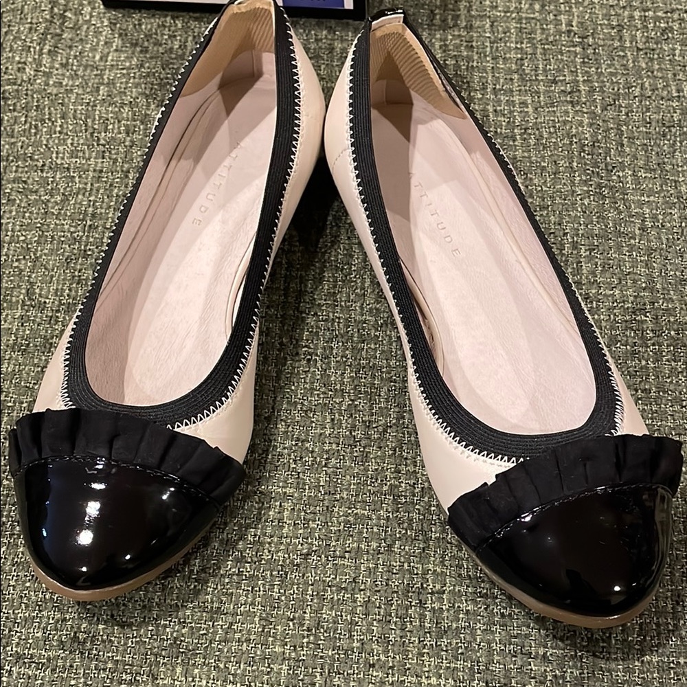 Attitude Black and Cream Flats (sz 7)
